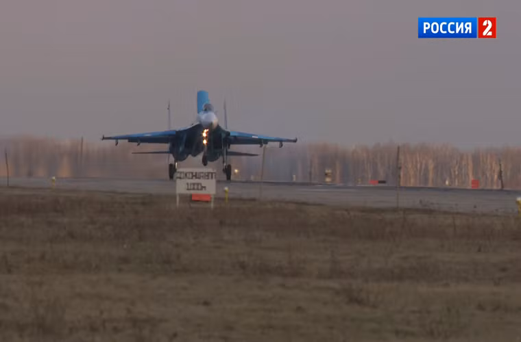 Chiếc Su-27 tham gia huấn luyện không chiến với Su-34 sau khi kết thúc buổi huấn luyện.