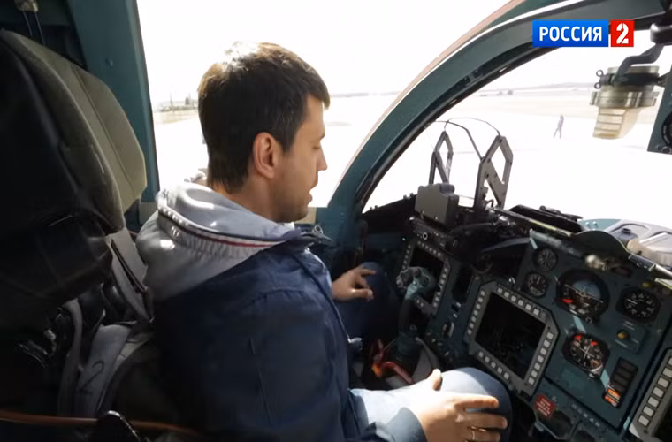 Không gian bên trong máy bay cũng khá thoải mái, vị trí phi công chính và phi công phụ được bố trí ngồi cạnh nhau, phi công cũng có thể đứng dậy di chuyển bên trong buồng lái.