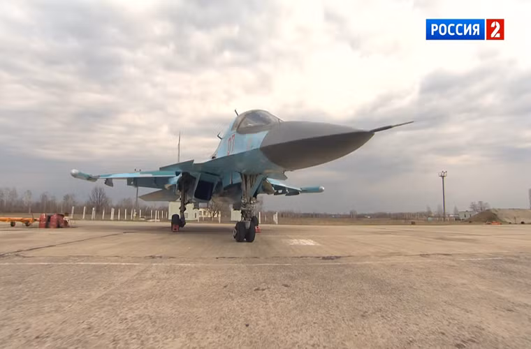 Cùng kênh truyền hình nhà nước Russia 2 của Nga khám phá bên trong buồng lái máy bay ném bom Su-34 vốn được đánh giá là có thiết kế thoải mái nhất từ trước tới nay trong các dòng chiến đấu cơ. Thậm chí nó còn cho phép phi công ăn uống nhẹ hoặc đi vệ sinh ngay trên máy bay.