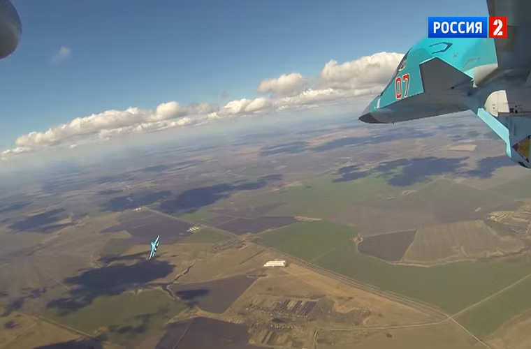 Trong phóng sự do Russia 2 thực hiện một chiếc Su-34 còn thực hiện bài bay không chiến với một chiếc Su-27 khác điều này có nghĩa nó vẫn có thể đóng vai trò như một chiếc tiêm kích thực thụ.