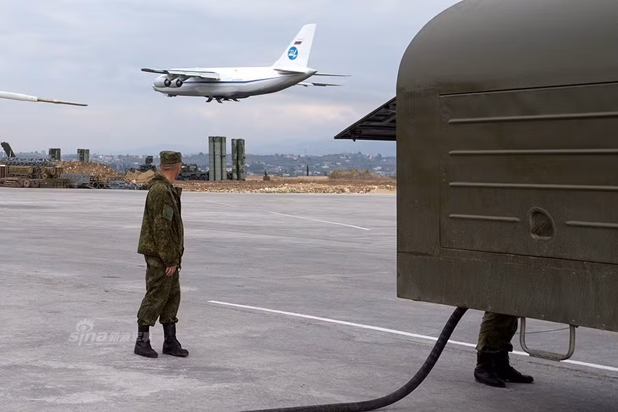 Sở dĩ gọi như vậy vì, nơi đây hiện được bảo vệ bởi “tầng tầng lớp lớp” hệ thống phòng không của cả Nga và quân đội Syria. Chưa kể, trên mặt đất tứ phía đều có binh sĩ Nga – Syria trang bị xe tăng, xe bọc thép ngày đêm canh phòng cẩn mật.