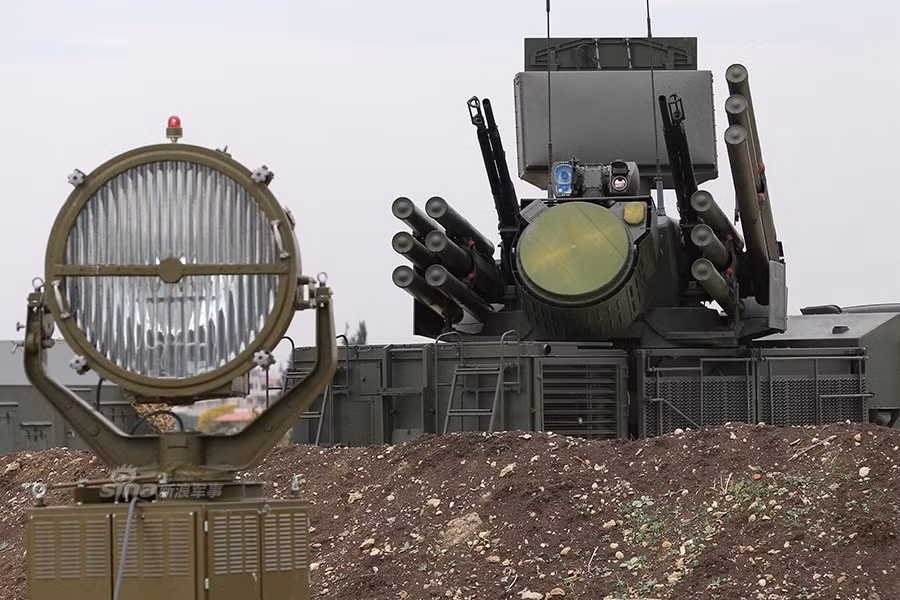 Ngoài ra căn cứ không quân Hmeymim còn được bảo vệ bởi các tổ hợp tác chiến điện tử mặt đất thế hệ mới Krasuha-4 của Nga nhằm vô hiệu hóa mọi thiết bị trinh sát điện tử của đối phương có ý định do tham căn cứ không quân này. Đặc biệt Krasuha-4 có thể “đánh sập” mọi hệ thống radar và máy bay trinh sát trên không trong phạm vi lên đến 300km.