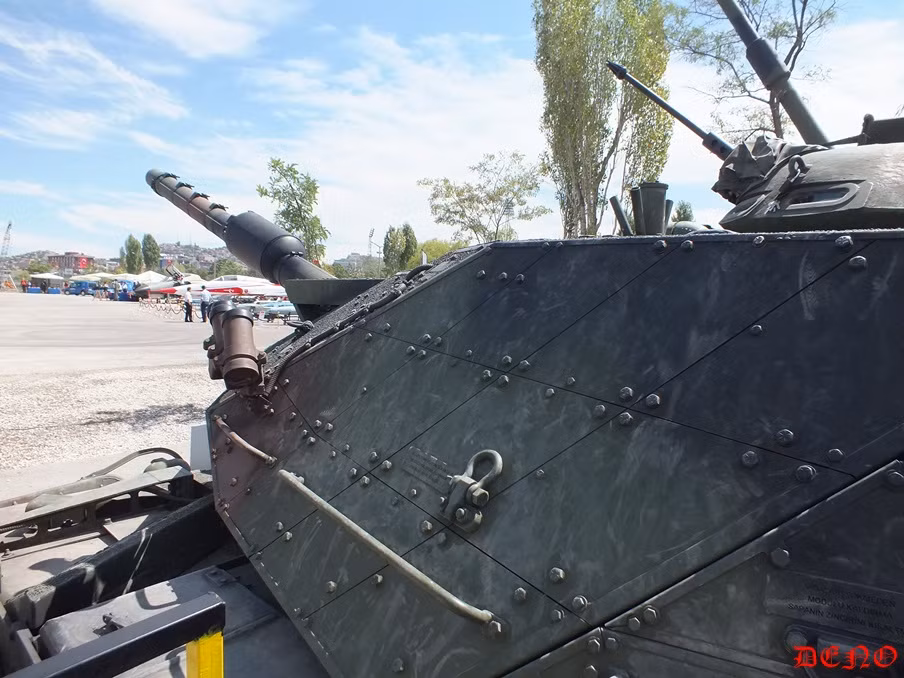 Toàn bộ mặt thân và tháp pháo của M60T Sabra được trang bị giáp phản ứng nổ và phòng hộ tích cực có cấu trúc module. Các module giáp này có thể thay đổi tùy thuộc vào tình hình chiến đấu và các mối đe dọa tiềm năng.