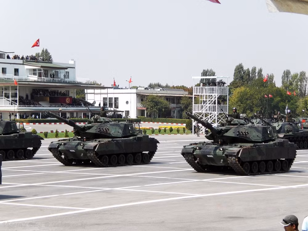 Vũ khí chính của Sabra là pháo 120mm có tầm bắn xa hơn và độ xuyên tốt hơn so với pháo 105mm trên M60 nguyên thủy, dự trữ đạn 42 viên. Nó có thể bắn được tất cả các loại đạn 120mm của NATO, bao gồm cả đạn thanh xuyên động năng có guốc ốp nòng. Ngoài ra, xe còn được lắp thêm thiết bị ảnh nhiệt và hệ thống điều khiển bắn có khả năng bắn chính xác trong khi xe đang hành tiến.