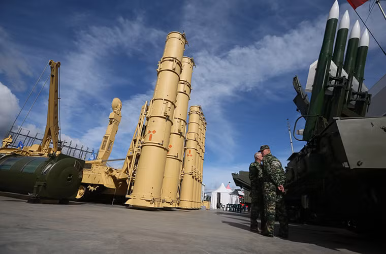Cận cảnh dàn tổ hợp tên lửa phòng không được Nga giới thiệu tại Army-2016, trong ảnh tổ hợp tên lửa phòng không tầm xa Antey-2500 và tổ hợp tên lửa phòng không tầm trung Buk.