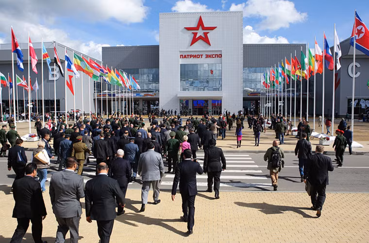 Theo hãng thông tấn TASS, diễn đàn quân sự quốc tế Army là một trong những triển lãm quốc phòng thường niên lớn nhất trong năm của Nga nơi trưng bày và giới thiệu hơn 11.000 mẫu vũ khí tối tân do các công ty quốc phòng trong và ngoài nước Nga chế tạo. Bên cạnh đó một triển lãm hải quân cũng được tổ chức đồng thời tại Kronstadt (St. Petersburg) và Vladivostok ở vùng Viễn Đông của Nga.