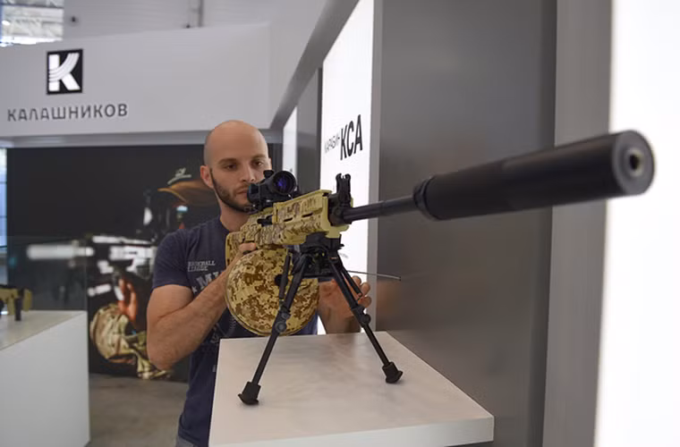 Trong ảnh là mẫu súng máy hạng nhẹ thế hệ mới PK-16 do Kalashnikov chế tạo và lần đầu tiên nó được giới thiệu trước công chúng.