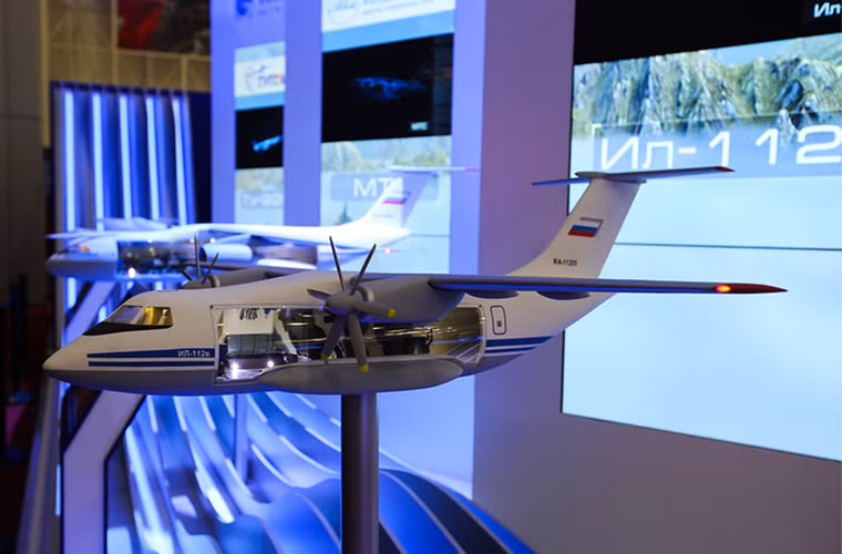Cạnh đó là gian hàng Tổng công ty chế tạo máy bay Ilyushin với các dòng máy bay vận tải thế hệ mới của hãng này như máy bay vận tải quân sự IL-112.