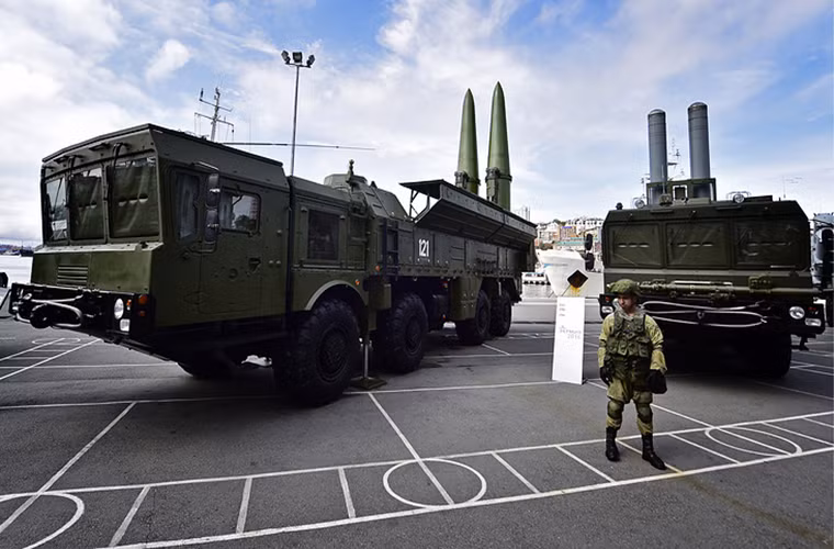 Hình ảnh tổ hợp tên lửa đạn đạo tầm ngắn Iskander-M và tổ hợp tên lửa phòng thủ bờ biển Bastion-P của Nga được giới thiệu tại Vladivostok.