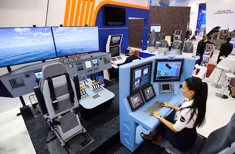 Hình ảnh bên trong gian hàng của công ty Radar MMS của Nga, nơi trưng bay hệ thống giao diện mô phỏng các thiết bị điện tử do công này chế tạo.