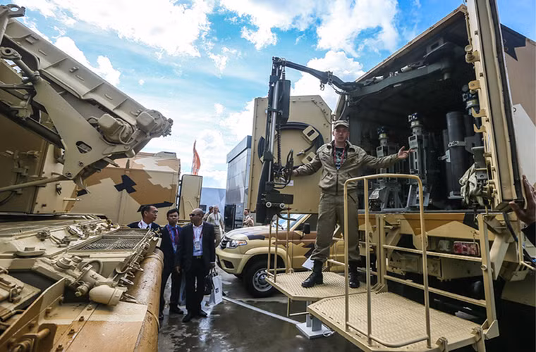 Trong ảnh là xe hỗ trợ 2F66-1 dành cho lực lượng pháo binh Nga, nó có thể mang theo các loại đạn pháo và đạn cối từ 120-155mm cho các mẫu pháo cối tự hành hoặc cối cá nhân. Điểm nổi bật nhất của 2F66-1 là nó hoạt động hoàn toàn tự động và chỉ cần từ một đến hai binh sĩ vận hành.