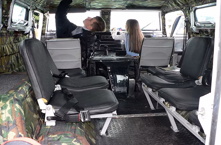 Khác với các thiết kế xe bọc thép trước đây của Liên Xô khoang chở quân bên trong GAZ Tiger khá rộng rãi tạo cảm giác thoải mái hơn cho binh sĩ, một biến thể GAZ Tiger tiêu chuẩn có thể mang theo 11 binh sĩ bao gồm cả kíp xe hai người với đầy đủ trang bị.