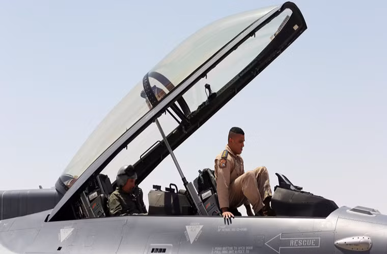 Mỹ chuyển giao chiếc F-16 đầu tiên cho Iraq vào tháng 6/2014 trong bối cảnh phiến quân IS đang hoành hành khắp quốc gia Trung Đông này, nhưng điều kỳ lạ là tốc độ Mỹ chuyển giao F-16 cho Iraq khá chậm. Trong khi đó Iraq đặt mua sau cường kích Su-25 từ Nga nhưng lại được chuyển giao nhanh hơn.