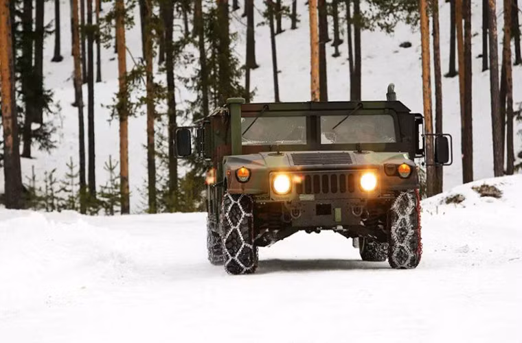 Để có thể di chuyển được trên tuyết chiếc xe bọc thép chở quân Humvee của Quân đội Mỹ phải bọc thép lưới xích.