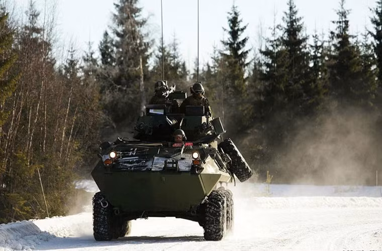 Trong ảnh là xe bọc thép chở quân LAV-25 của lực lượng Lính thủy Đánh bộ Mỹ tham gia tập trận ở Nauy.