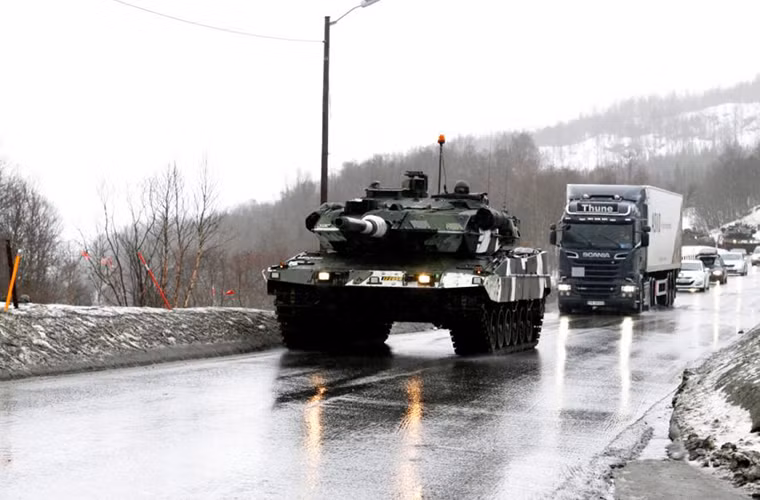 NATO mà đứng đầu là Mỹ thường tổ chức các đợt tập thường niên với quy mô lại các nước Châu Âu như một hành động bảo đảm Washington sẽ luôn đứng sau lưng họ trước mọi mối đe dọa đến từ Moscow. Hình ảnh một chiếc xe tăng chiến đấu Leopard 2 di chuyển đến vị trí tập kết trong đợt tập trận “Phản ứng Lạnh 2016”.