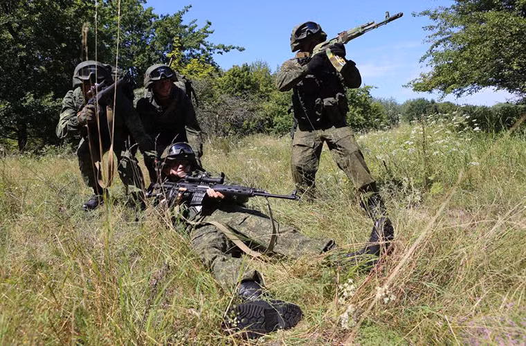 Hình ảnh các binh sĩ thuộc Lữ đoàn 336 hổ trợ đồng đội bị thương của mình rút lui trong đợt diễn tập tác chiến gần đây.