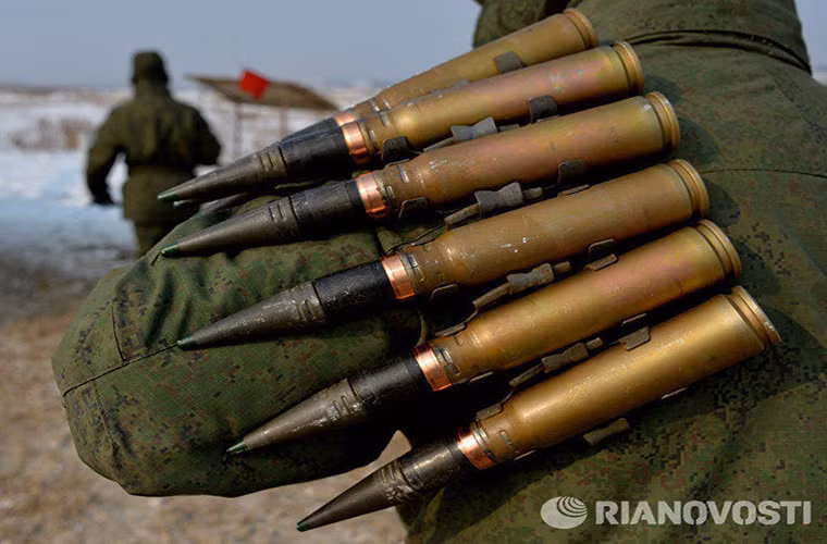 Trong ảnh là một binh sĩ Nga thuộc kíp chiến đấu của xe chiến bộ binh BMP-2 mang theo đạn dành cho pháo tự động 2A42 30mm của BMP-2 trong vòng sơ loại Tank Biathlon diễn ra tại Primorsky.