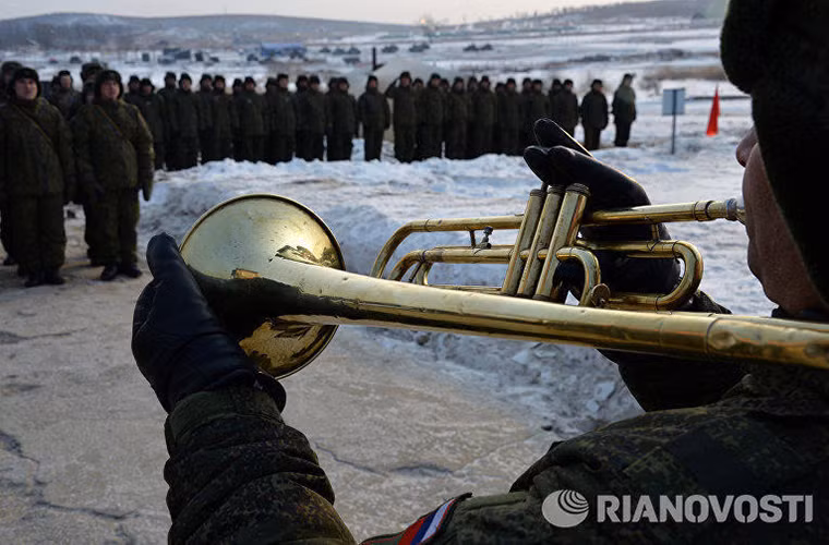 Hình ảnh các binh sĩ tăng thiết giáp Nga làm lễ trước khi bước vào phần thi chính thức.