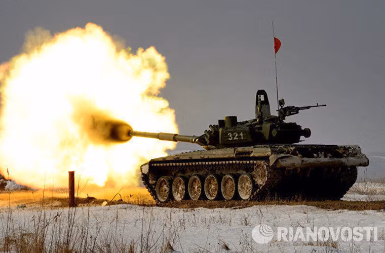 Tờ Ria Novosti của Nga vừa cho đăng tải phóng sự ảnh đầu tiên ghi lại vòng sơ loại trong nội bộ Quân đội Nga cho cuộc thi Tank Biathlon 2016 do Bộ Quốc phòng Nga tổ chức. Tại Tank Biathlon – 2016 dòng xe tăng chiến đấu chủ lực T-72 và xe chiến đấu bộ binh BMP-2 vẫn sẽ là trang bị tiêu chuẩn dành cho các nước tham cuộc thi quốc tế này. Trong ảnh là một chiếc T-72 của một đơn vị tăng thiết giáp thuộc Quân khu phía Đông Nga tham gia vòng sơ loại tại vùng lãnh thổ Primorsky.