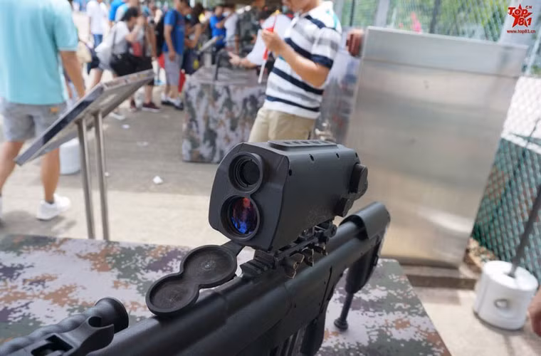 Trên sống lưng phía trên hộp tiếp đạn của súng bắn tỉa QBU-10 có các rãnh để lắp kính ngắm.