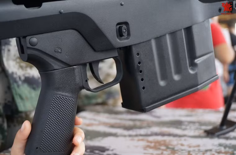 Súng QBU10 có hộp tiếp đạn 5 viên. Trên hộp tiếp đạn này nhà thiết kế cũng khoan những lỗ nhỏ để xạ thủ dễ dàng biết được trong hộp còn bao nhiêu đạn.