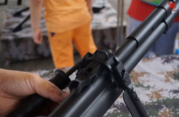 QBU10 đặc biệt nhấn mạnh tính năng xâm nhập của đạn khi bắn ở khoảng cách xa. Thử nghiệm cho thấy, sử dụng đạn 12,7mm trong nước, QBU-10 có thể xuyên 5cm thép ở khoảng cách 1.500m hay 10cm ở khoảng cách 200m.