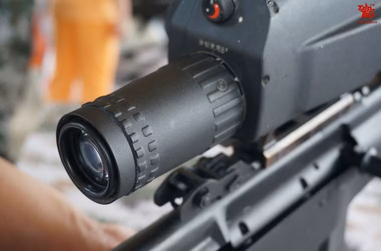 Đặc điểm lớn nhất của súng này là trang bị kính ngắm quang điện có công năng đo ngắm, có thể tự động đo khoảng cách, tính toán đường đạn, nâng cao tốc độ bắn và tỷ lệ trúng mục tiêu.