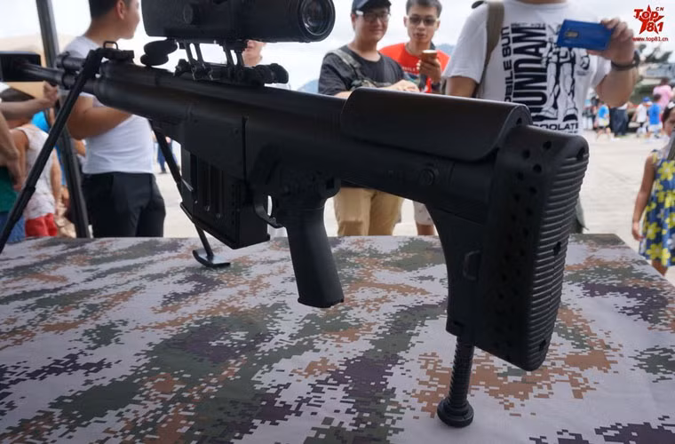 Giống như các loại súng trường hiện đại khác, báng súng của QBU-10 có thể điều chỉnh được độ cao bệ tì má, thuận tiện hơn cho xạ thủ, dưới báng súng có một trụ đơn nhỏ để đỡ súng.