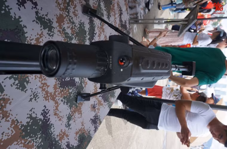 Kính ngắm gồm kính ngắm quang học YMA09 nặng 1,6kg, với độ phóng đại 6 -9 lần và kính ngắm hồng ngoại YMH10 nặng 2,5kg có khả năng nhìn đêm và nhận biết mục tiêu đơn binh cơ động 600m hoặc mục tiêu xe cơ động 1500m.