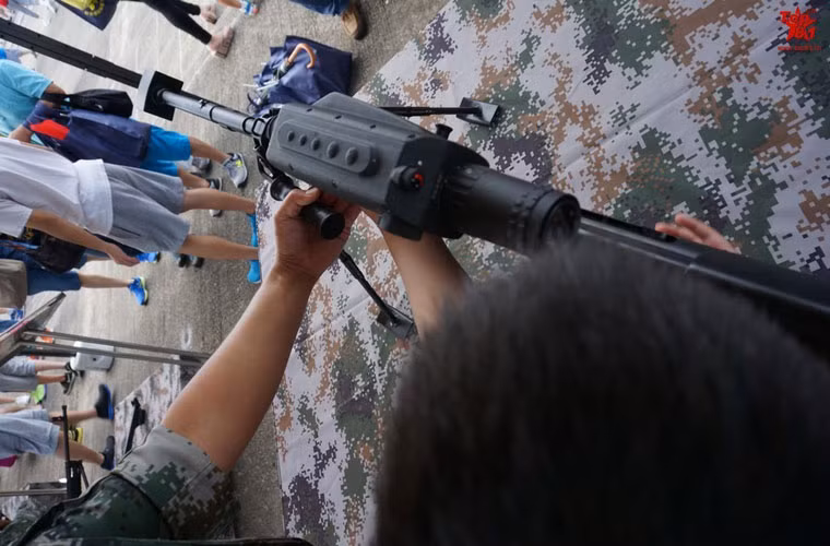 Giá đỡ súng phía trước được gắn phía trên thân súng, tách rời cụm nòng nhằm tránh ảnh hưởng đến độ chính xác.