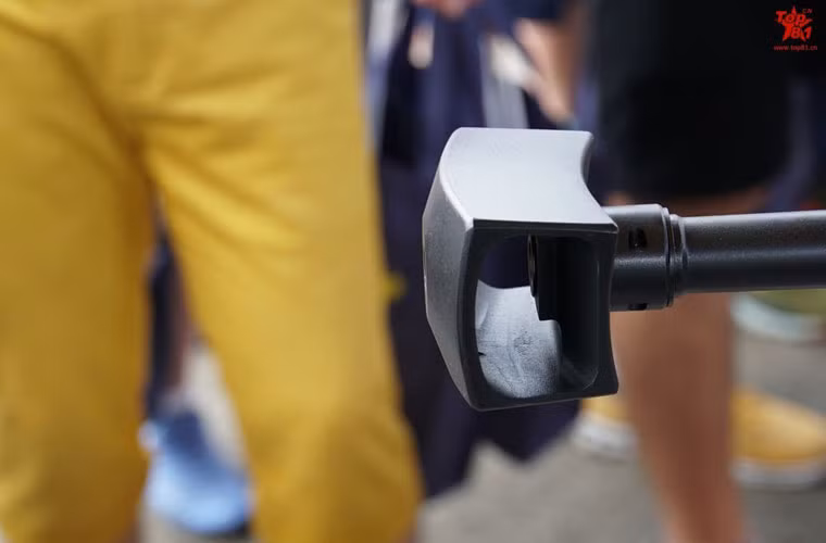 Súng trường bắn tỉa QBU-10 có loa che lửa cỡ lớn như những khẩu súng bắn tỉa 12,7 mm khác nhưng có cấu tạo khá đơn giản.