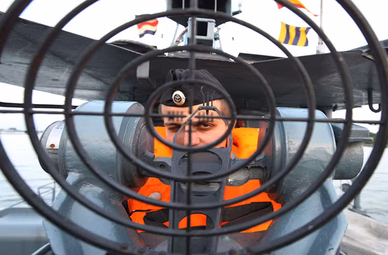 Xạ thủ tổ hợp vũ khí đánh chặn tầm gần AK-630 30mm trên một tàu quét mìn thuộc Hạm đội Baltic trong một đợt tập trận chung trên Biển Baltic giữa Hải quân Nga và Pháp trước đây. Nguồn ảnh: Sputnik