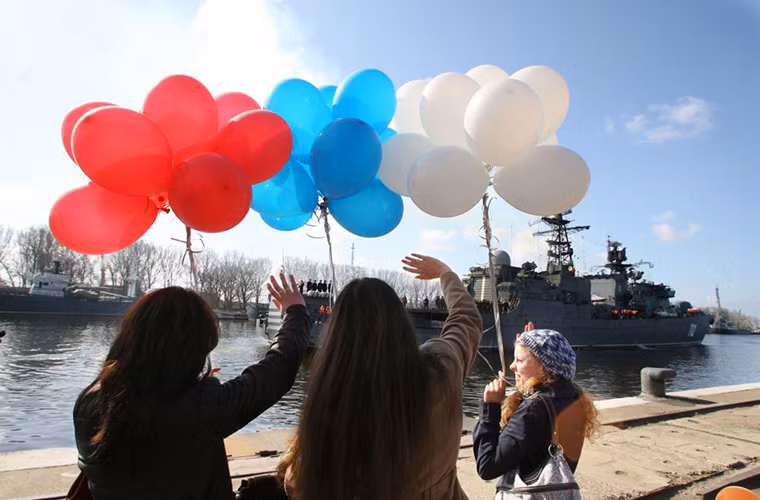 Hình ảnh cư dân vùng Baltiys chào đón tàu Neustrashimyi trở về căn cứ sau khi kết thúc hoạt động chống cướp biển ở ngoài khơi Somalia. Nguồn ảnh: Sputnik