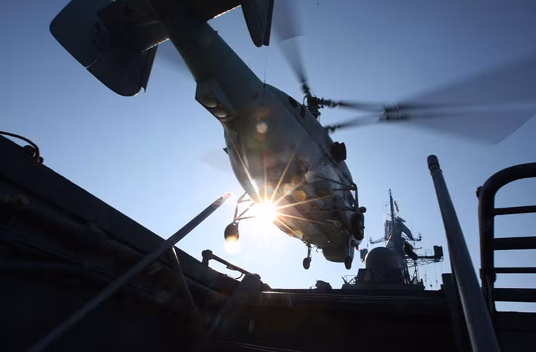 Trực thăng chống ngầm Kamov Ka-27PL cất cánh từ tàu hộ vệ Yaroslav Mudryy thuộc biên chế Hạm đội Baltic trong một đợt tập trận gần Kaliningrad. Nguồn ảnh: Sputnik