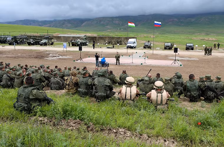 Các binh sĩ CSTO tập trung sau khi kết thúc buổi diễn tập đầu tiên trong khuông khổ Poisk-2016. Nguồn ảnh: Bộ Quốc phòng Nga