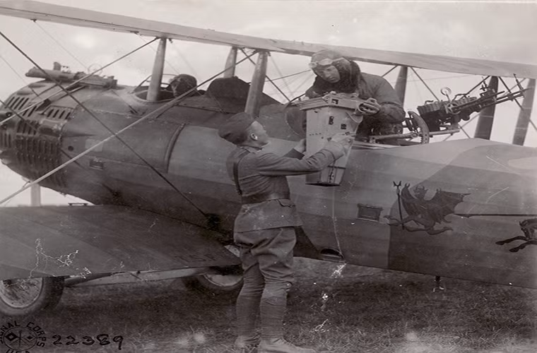 Cùng với sự phát triển của khoa học công nghệ những bức ảnh chụp từ trên cao ngày nay ngày càng rõ nét và chi tiết hơn bao giờ hết, chúng có thể được chụp bằng nhiều loại phương tiện khác nhau như máy bay, phương tiện bay không người lái, vệ tinh hay cả từ khinh khí cầu. Đây cũng là một phát minh quân sự được ứng dụng rộng rãi nhất trong lĩnh vực dân sự khác nhau.