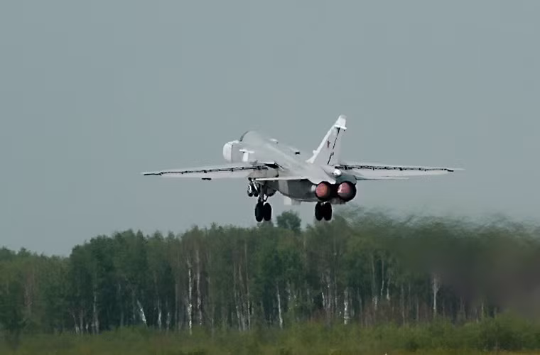 Hình ảnh một chiếc tiêm kích bom Su-24M của Không quân Nga cất cánh khỏi một căn cứ không quân ở vùng Viễn Đông tham gia đợt tập trận vào năm 2007.