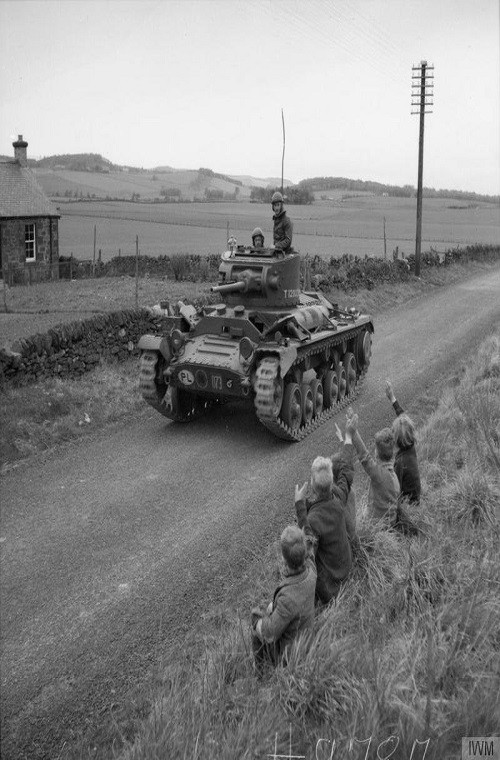 Trong ảnh là trẻ em châu Âu vẫy chào một chiếc xe tăng hạng nhẹ Valentine của Quân đội Hoàng gia Anh trong Chiến tranh Thế giới thứ 2.