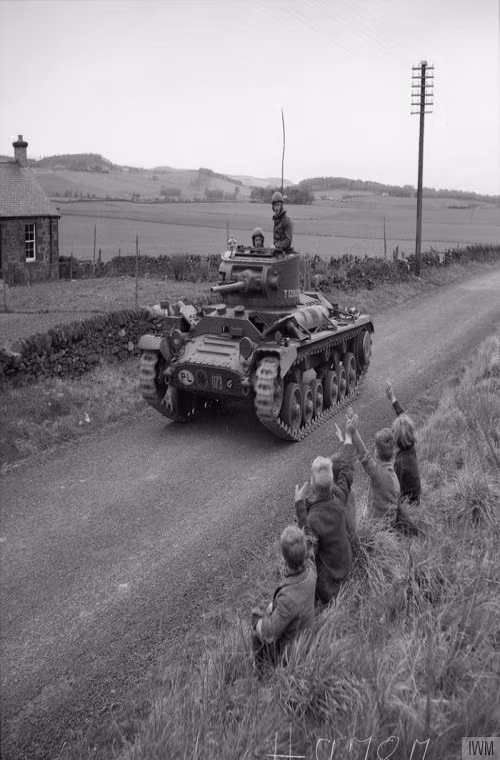 Trong ảnh là trẻ em châu Âu vẫy chào một chiếc xe tăng hạng nhẹ Valentine của Quân đội Hoàng gia Anh trong Chiến tranh Thế giới thứ 2.