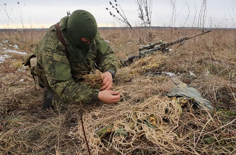 Ngoài việc sử dụng các loại súng trường bắn tỉa chuyên dụng. Một thứ vũ khí quan trọng nữa đối với mỗi lính tỉa là ngụy trang. Đây được xem nhiệm vụ sống còn của lính bắn tỉa trên trường chiến nhất là khi họ phải hoạt động sâu trong lòng đối phương.