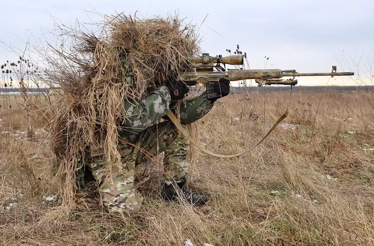 Ngoài ngụy trang cơ thể của mình để giảm nguy cơ bị đối phương phát hiện các loại vũ khí của lính bắn tỉa Nga cũng được sơn theo nhiều màu sắc khác nhau để phù hợp với địa hình xung quanh.