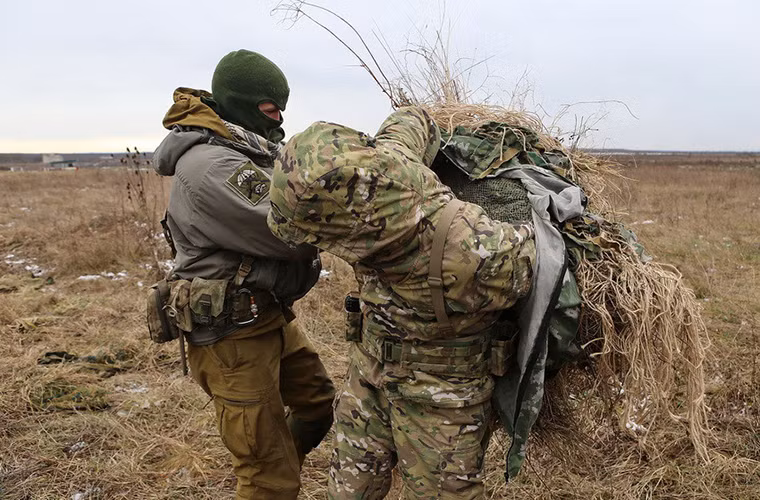 Và tùy vào từng loại địa hình khác nhau lính bắn tỉa sẽ có các ngụy trang cho phù hợp. Trong ảnh là hai lính bắn tỉa Nga với bộ đồ ngụy trang dựa theo địa hình đồng cỏ.