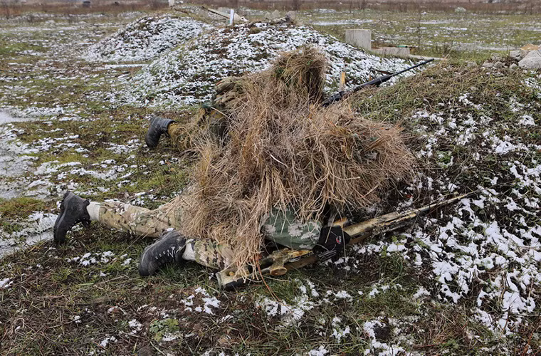 Để có thể tiếp cận được mục tiêu một tổ bắn tỉa phải mất hàng giờ hoặc cả một ngày để di chuyển và quan trọng nhất là lựa chọn được một vị trí thích hợp khó bị phát hiện để tiêu diệt mục tiêu.