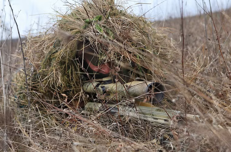 Để làm được điều này thì một lần nữa khả năng ngụy trang tốt sẽ giúp lính bắn tỉa có thể dễ dàng ra vào bất cứ khu vực nào mà anh ta muốn.