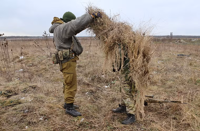 Để không bị phát hiện thì đa phần các bộ đồ ngụy trang của lính bắn tỉa Nga được thiết kế hoặc chỉnh sửa tại chỗ theo từng địa hình khác nhau thậm chí là sử dụng cây cỏ tại chính khu vực xung quanh đó.