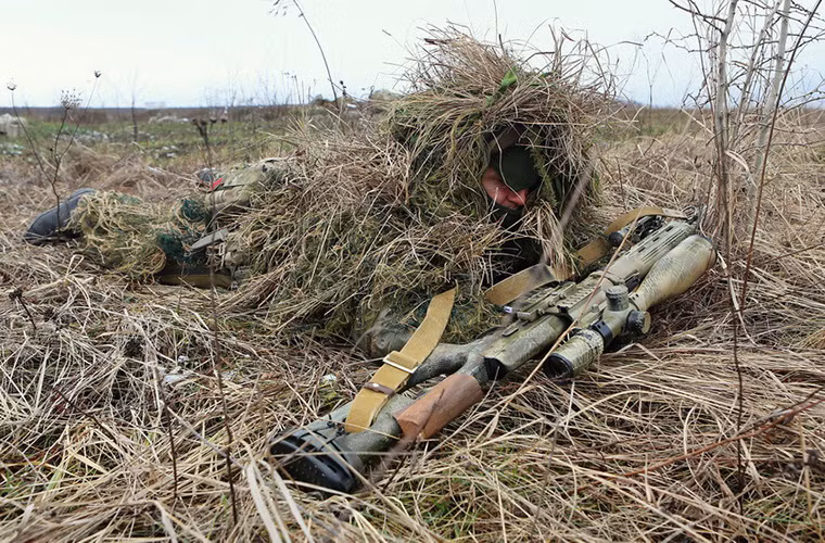 Ngoài súng trường bắn tỉa SVDM, lính bắn tỉa Nga cũng có thể được trang bị thêm một số vũ khí phụ khác như súng tiểu liên hoặc súng ngắn giảm thanh.