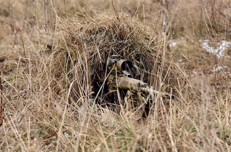 Về thiết kế cơ bản SVDM tương tự như biến thể SVDS được giới thiệu vào đầu những năm 1990. Tuy nhiên nó lại được cải tiến đáng kể tăng độ chính xác khi bắn trong mọi điều kiện khác nhau. Bên cạnh đó SVDM còn được tích hợp thêm các rail dọc thân súng cho phép gá dễ dàng các khí tài trinh sát quang học hay là kính ngắm quang học.