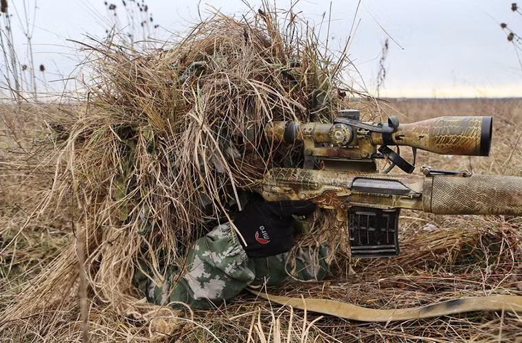 Trong ảnh là lính bắn tỉa Nga với khẩu SVDM của mình.