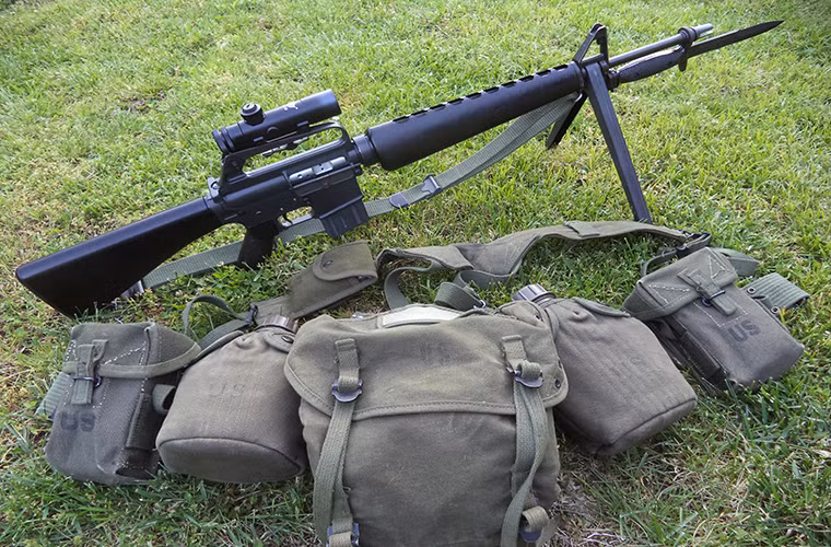 Sau M14, Quân đội Mỹ bắt đầu đưa AR-15 (tiền thân của M16) vào thử nghiệm tại chiến trường Việt Nam từ cuối những năm 1950. Nó có thiết kế hoàn toàn khác biệt với các dòng súng trường trước đó của Quân đội Mỹ và sử dụng mẫu đạn tiêu 5.56×45mm NATO.